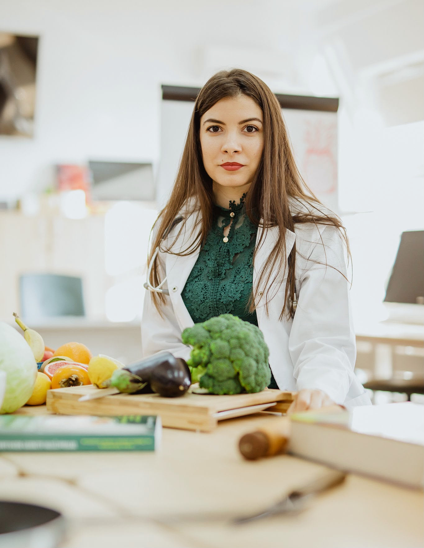 Ioana Rednic într-un cadru profesional dedicat nutriției